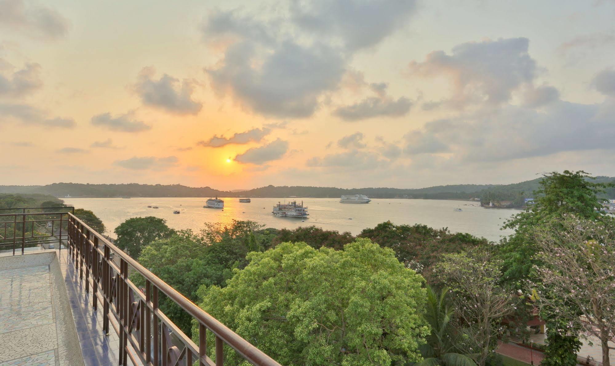 Hotel Mandovi Panaji Exterior foto